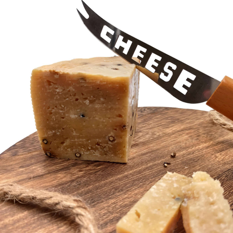 Gereifter Pecorino-Käse mit schwarzem Pfeffer